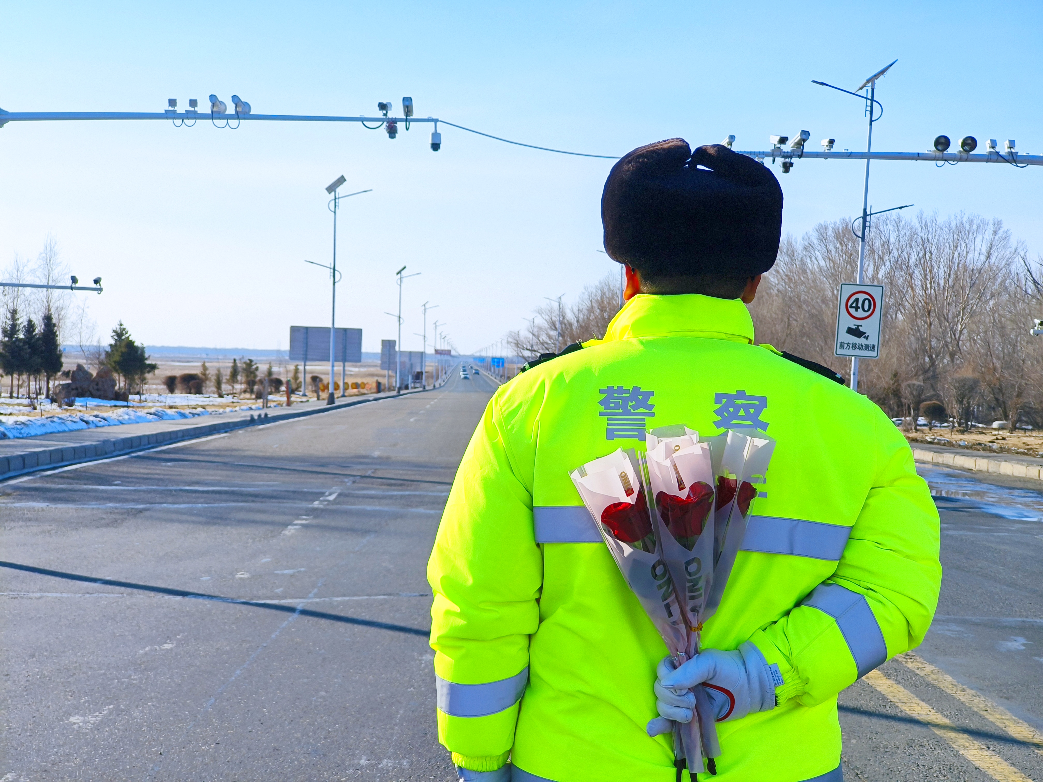 哈巴河交警“浪漫”执法为文明女司机送鲜花.jpg
