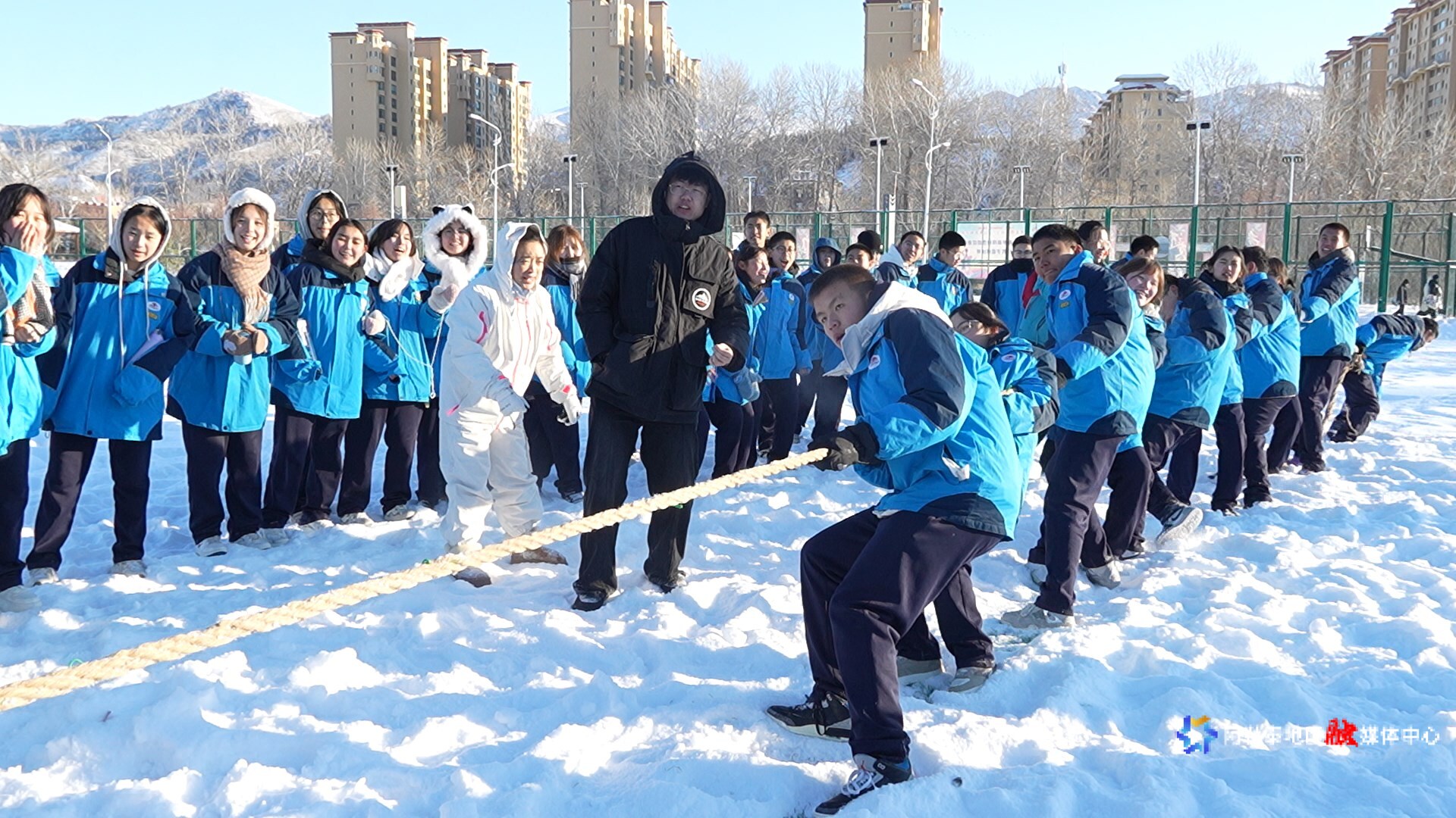 拔河比现场激烈，